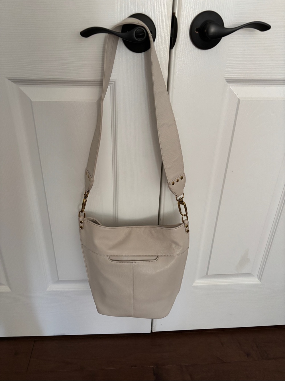 Hobo Brand Flare Bucket Bag. Cream Leather. Pebbled. Shoulder Bag - Picture 6 of 6